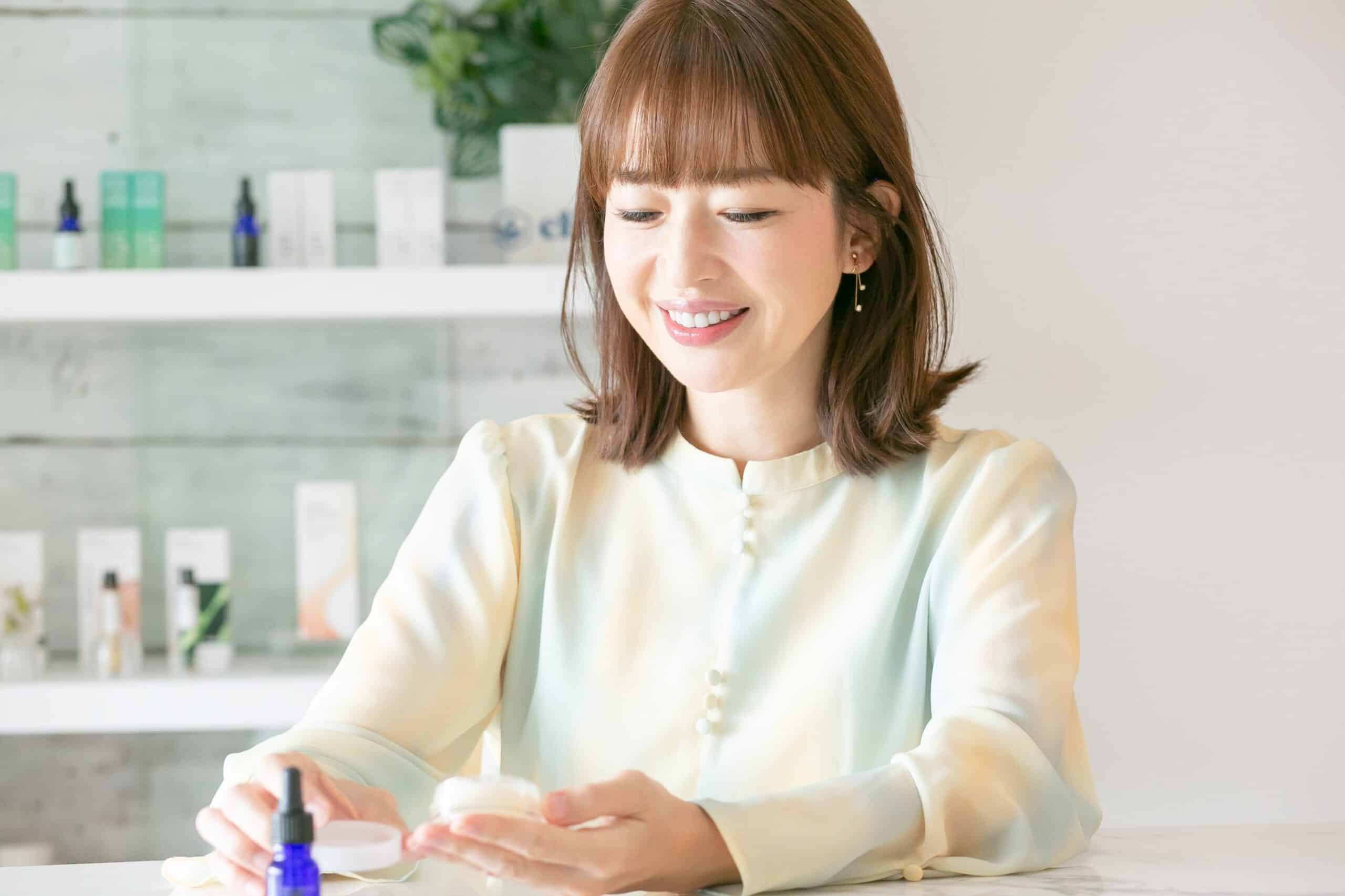 CBDアイテムを手に取る松丸友紀さん