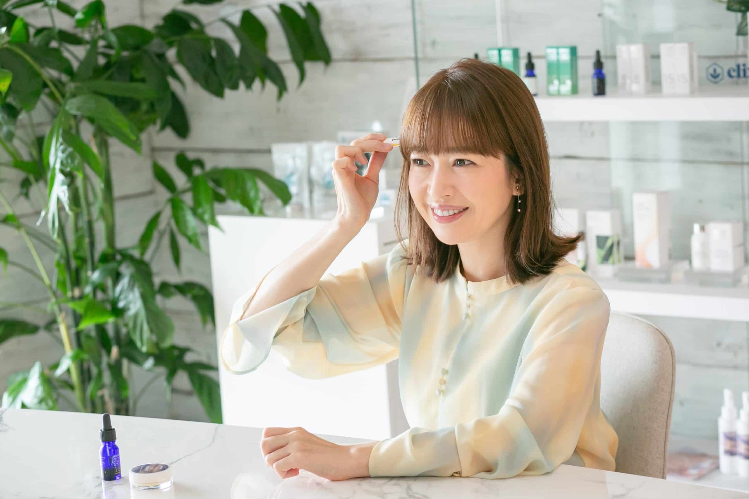 こめかみにCBDフレグランスをあてる松丸友紀さん